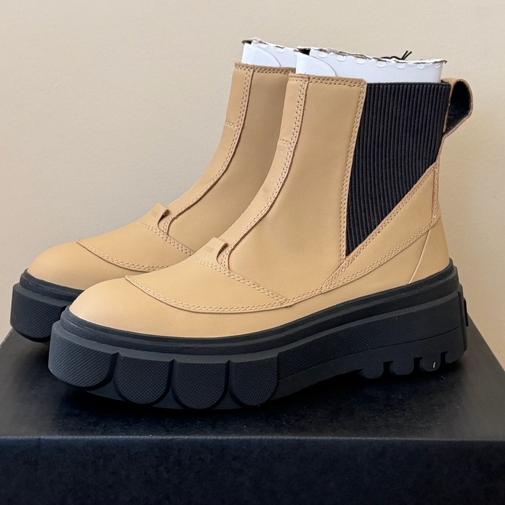 WATERPROOF Sorel Tan Chelsea Lug Boots